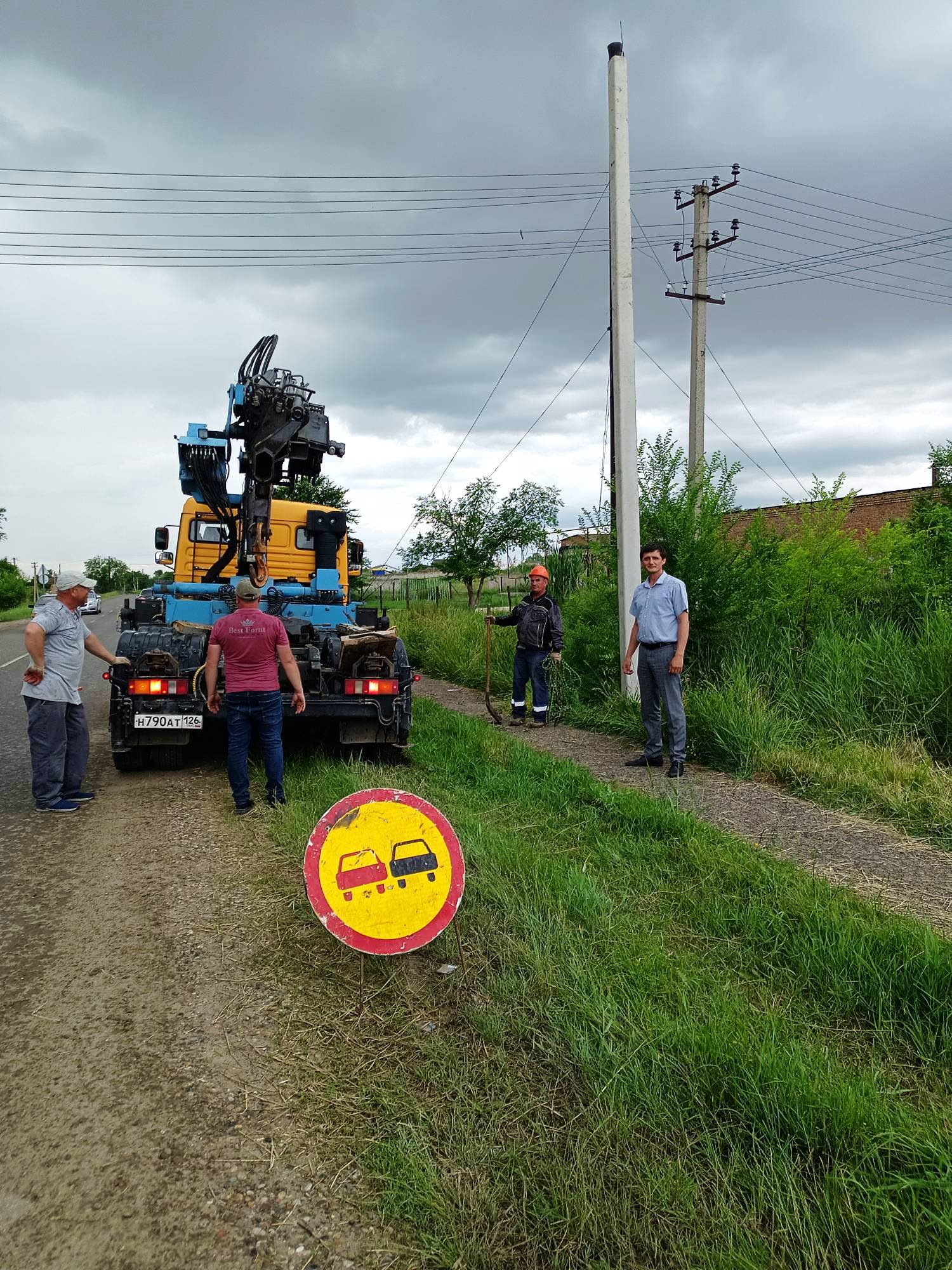 В селе Суркуль приступили к выполнению работ по установке уличного освещения.