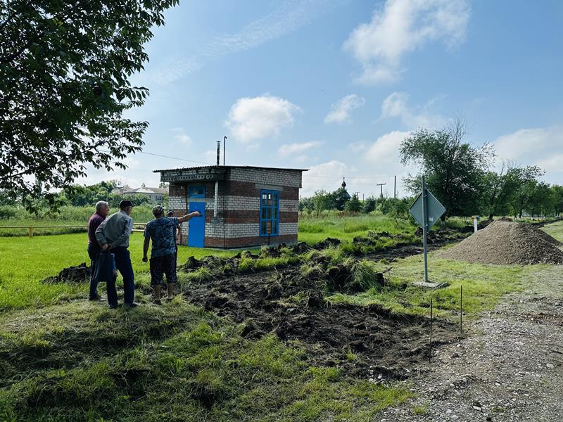 В селе Куршава приступили к обустройству тротуара.