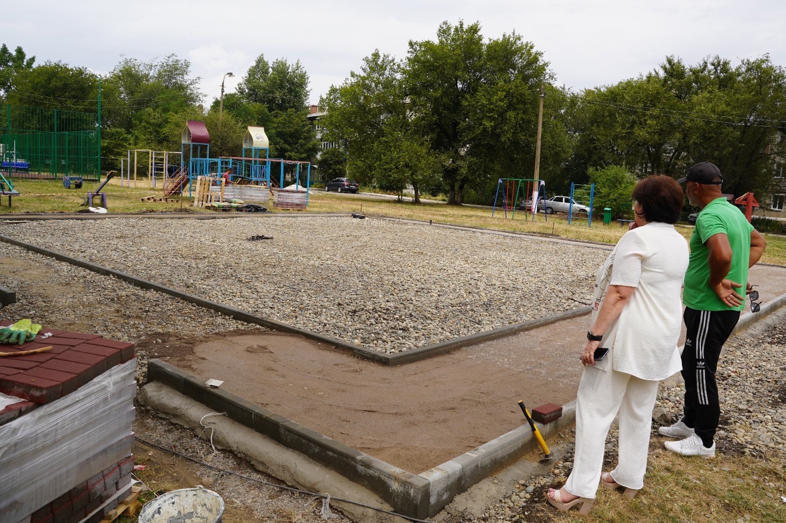 Глава округа осмотрела начало благоустройства детской игровой площадки в поселке Каскадный.