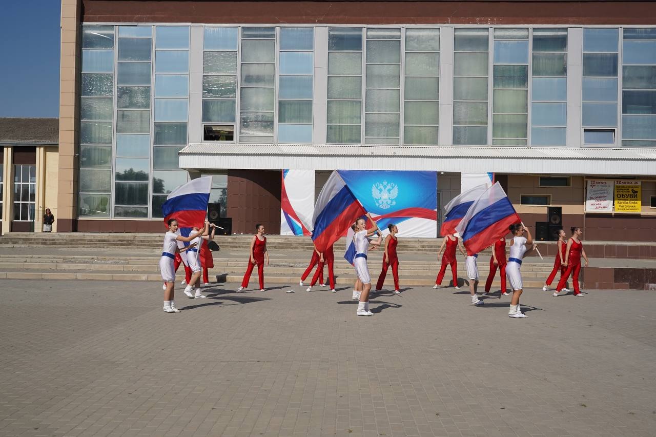 Под символом славным могучей державы.