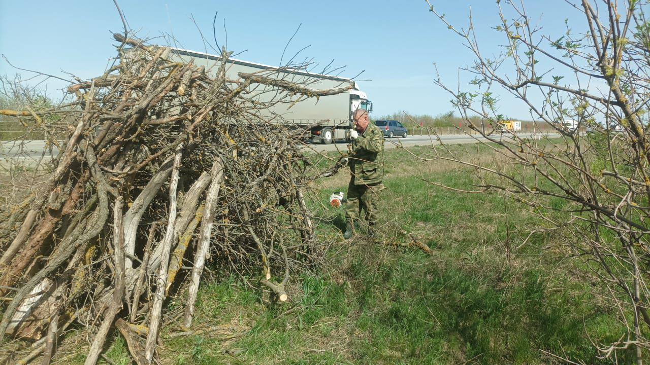 Мужской коллектив администрации округа организовал субботник.