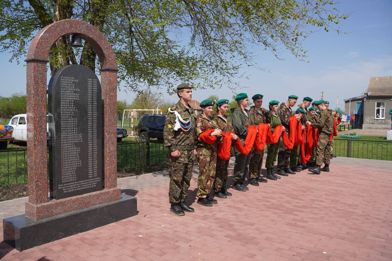 Краевой автопробег встретили жители села Дубовая Балка.