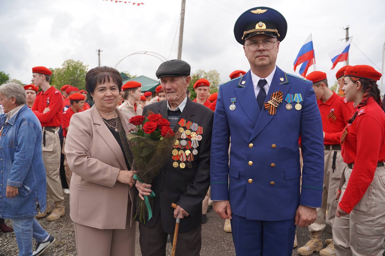 Парад у дома ветерана Великой Отечественной войны.