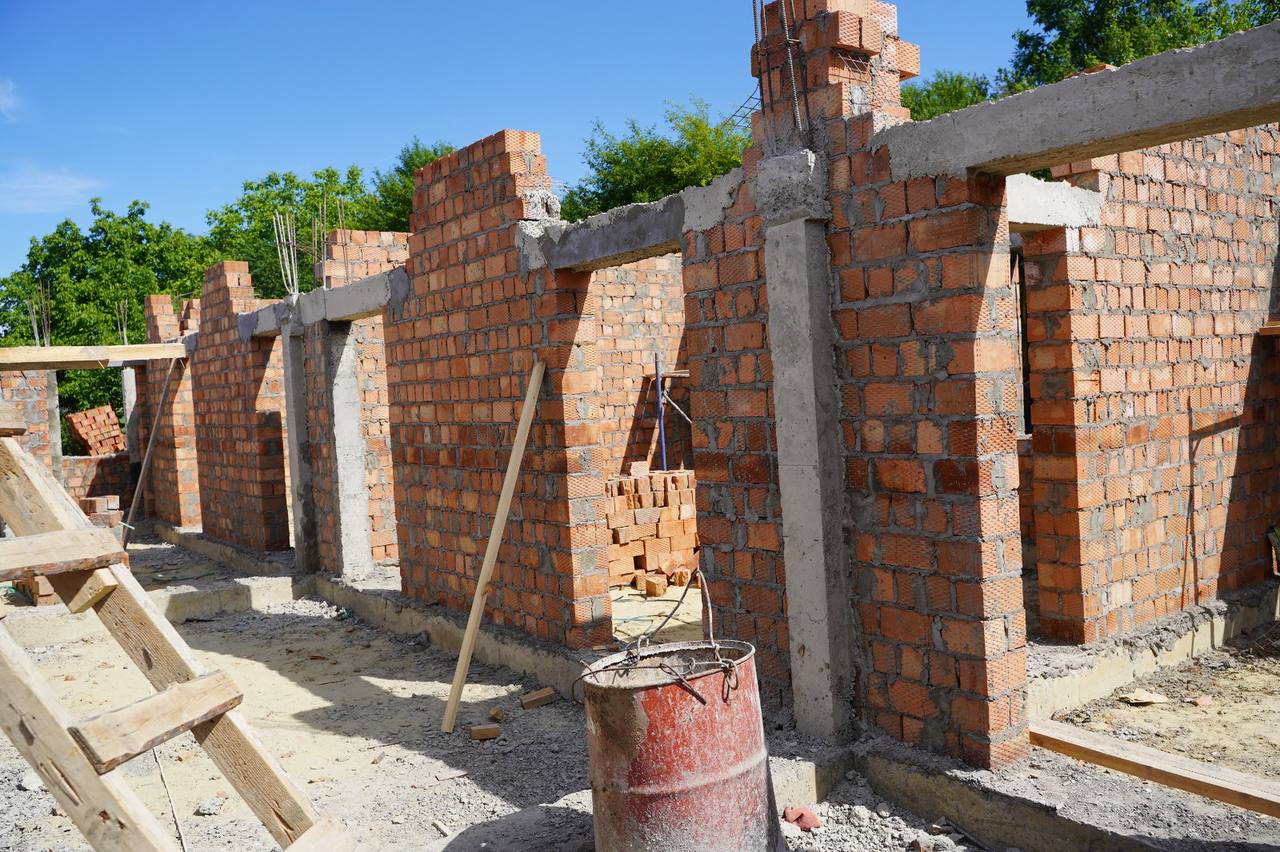 В станице Воровсколесской продолжается строительство новой амбулатории.