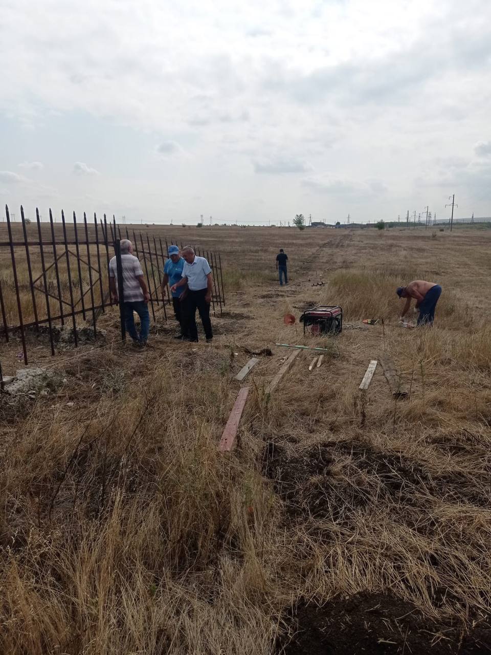 В селе Курсавка ведутся работы по ограждению кладбища.