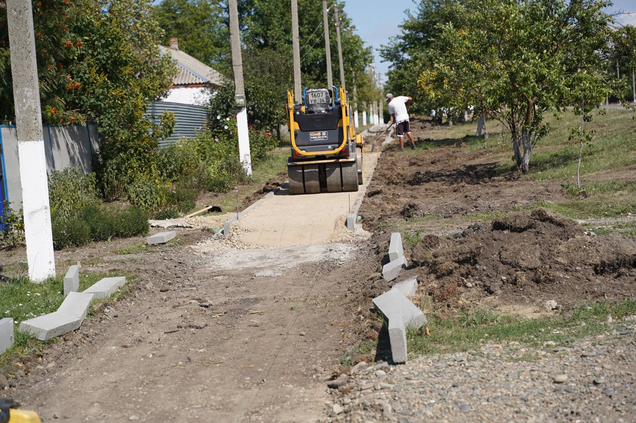 В Казинке обустраивают тротуар.