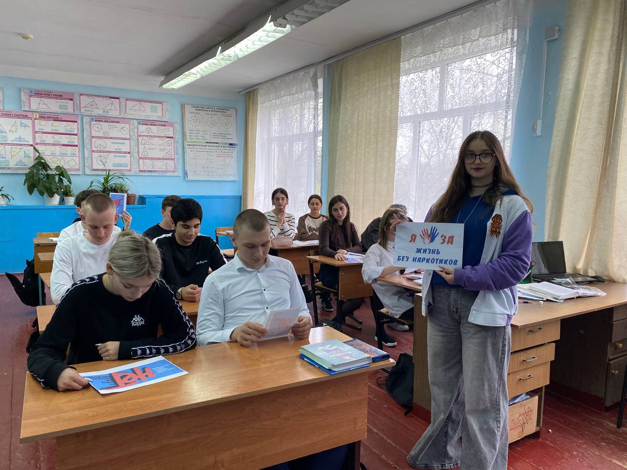 Специалисты и волонтеры информируют молодежь о вреде наркотиков.