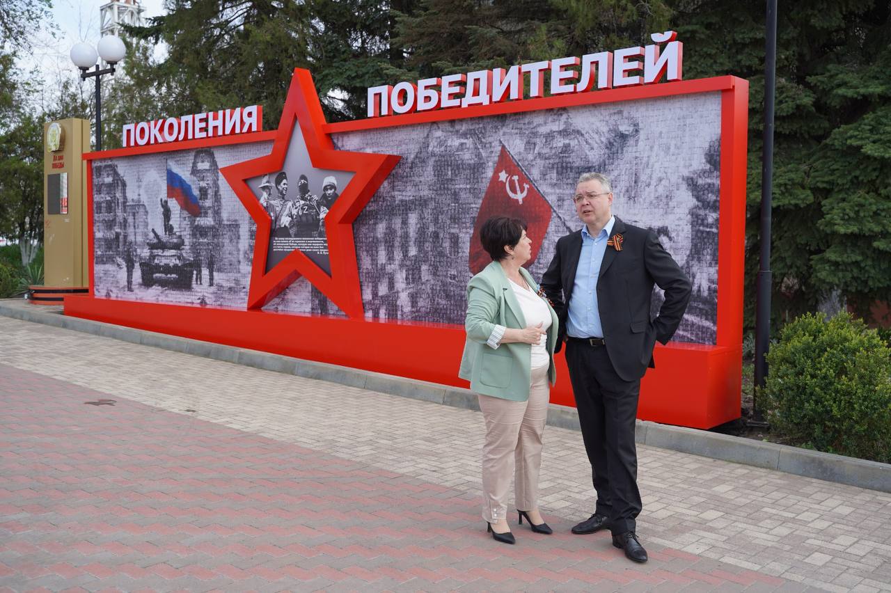 В.В. Владимиров осмотрел панно «Поколения Победителей».