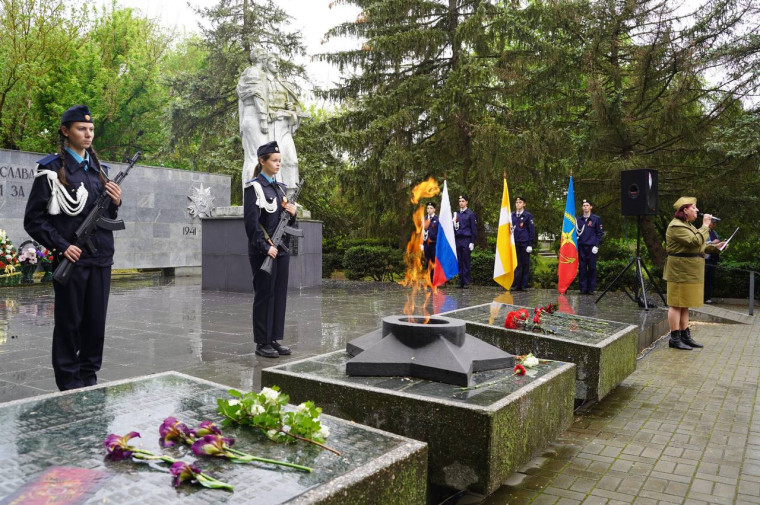 Возложение цветов у мемориала Славы. Возложение цветов у мемориала Славы.