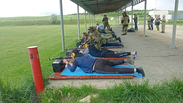 Юнармейцы военно-спортивного клуба "Честь имею" знакомятся с основами стрельбы. Юнармейцы военно-спортивного клуба "Честь имею" знакомятся с основами стрельбы.