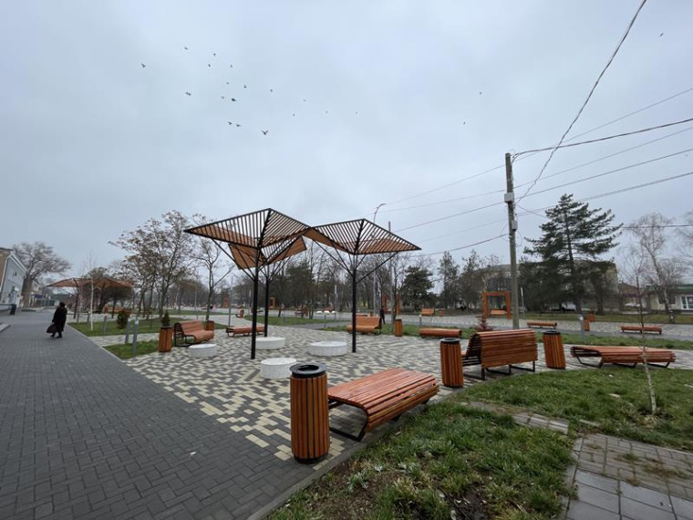 Сквер в городе Ипатово благоустроили благодаря господдержке. Сквер в городе Ипатово благоустроили благодаря господдержке.